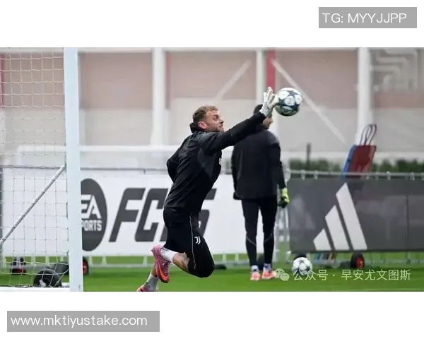 伊尔迪兹赛后与大卫路易斯合影留念称赞传奇球员的精彩表现